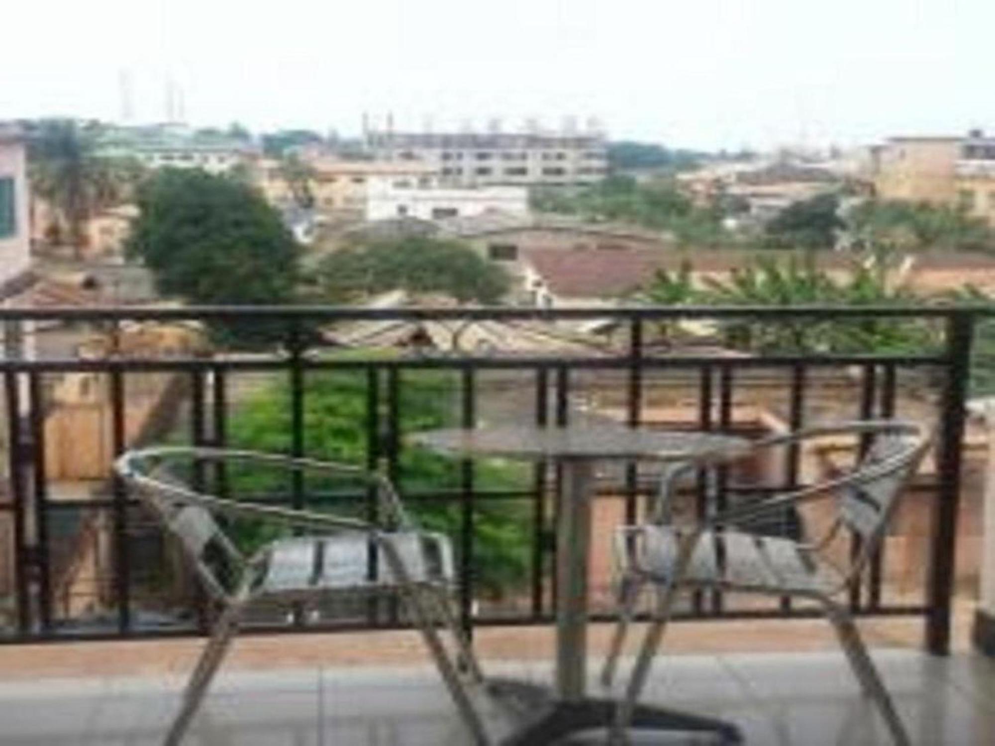 Room In Bb - Double Room With Balcony In The Heart Of Accra Exterior photo