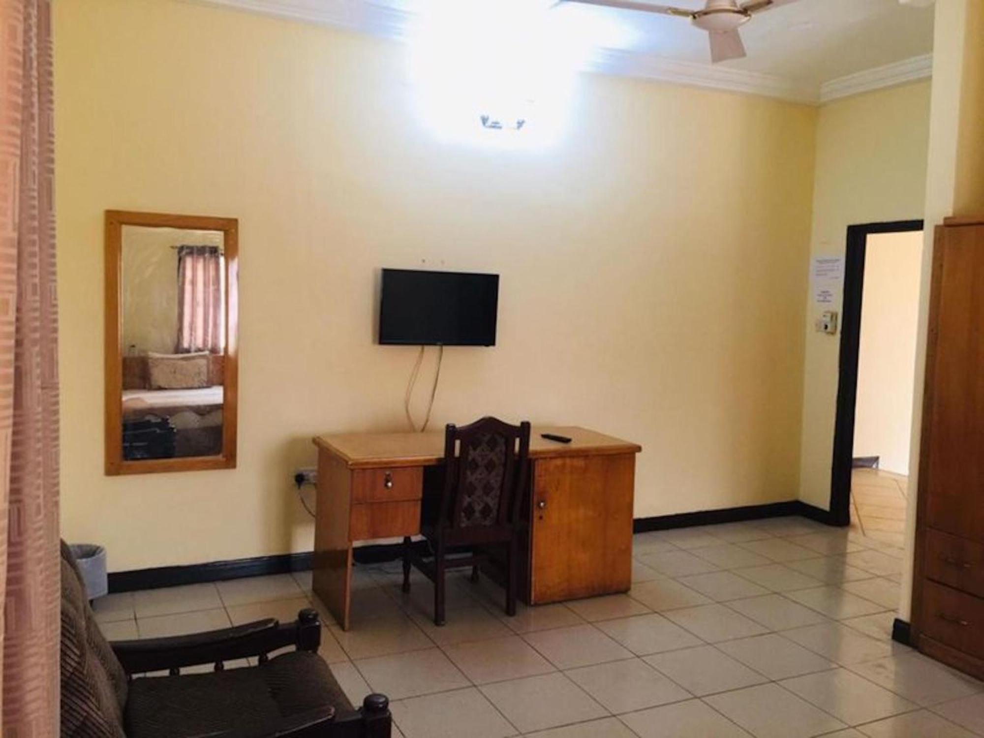 Room In Bb - Double Room With Balcony In The Heart Of Accra Exterior photo